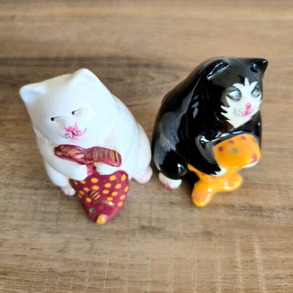 Vintage cats holding fish ceramic salt & pepper shakers. Made in Philippines. - Picture 3 of 5